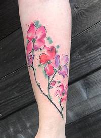 小清新植物纹身 女生手臂上彩色的花朵纹身图片