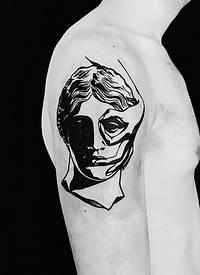 人物肖像纹身 男生大臂上创意的人物肖像纹身图片