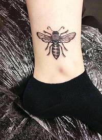小蜜蜂纹身 女生脚踝上黑色的蜜蜂纹身图片