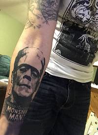 纹身人物 男生手臂上黑色纹身人物图片