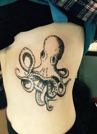 黑色章鱼纹身 女生侧腰上黑色的章鱼纹身图片