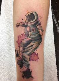 宇航员纹身图案 男生手臂上创意宇航员纹身图片