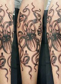 黑色章鱼纹身 男生手臂上黑色章鱼纹身点刺图片