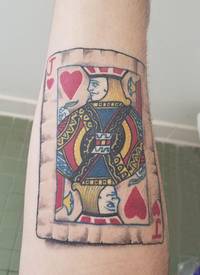 扑克牌纹身 男生手臂上彩色的扑克牌纹身图片
