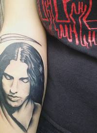 人物肖像纹身 女生手臂上人物肖像纹身图片