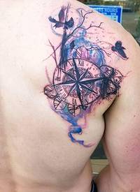 纹身指南针 男生后背上彩色的指南针纹身图片