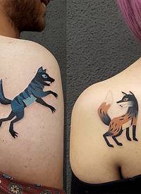 后肩纹身 情侣后肩上彩色的狼和狐狸纹身图片