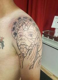 人物肖像纹身 男生大臂上精致的人物肖像纹身图片