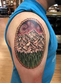 山峰的纹身 男生手臂上山峰的纹身图片