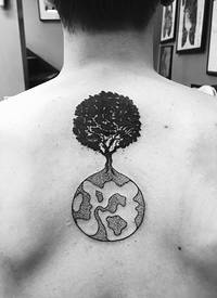 地球纹身图案 男生背部树纹身和地球纹身图案