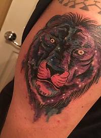 双大臂纹身 男生大臂上彩色的狮子纹身图片