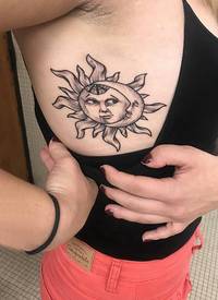 太阳图腾纹身 女生侧肋上太阳图腾纹身黑灰图片