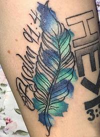 彩绘纹身 女生大腿上彩色的羽毛纹身图片