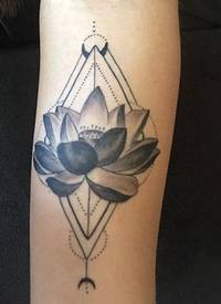 纹身莲花 女生手臂上黑色的莲花纹身图片