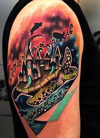 双大臂纹身 男生大臂上海龟和建筑物纹身图片