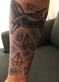 纹身黑色 男生手臂上白鹤和千纸鹤纹身图片