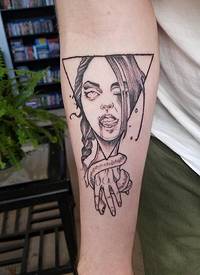 纹身手臂女生 女生手臂上三角形和人物肖像纹身图片