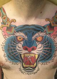 纹身胸部男 男生胸部彩色的老虎纹身图片