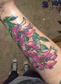 手臂纹身素材 男生手臂上彩色的花朵纹身图片