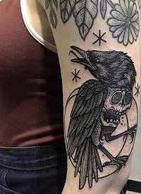 纹身手臂女生 男生大臂上乌鸦和骷髅纹身图片