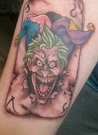 小丑纹身 男生手臂上小丑和扑克牌纹身图片