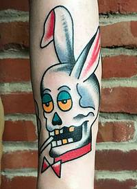 小动物纹身 男生手臂上彩色的兔子纹身图片