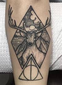 小动物纹身 男生手臂上几何和鹿纹身图片