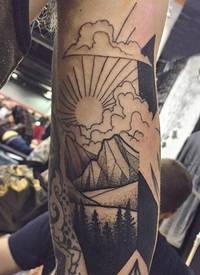 小山峰纹身 男生手臂上山峰的纹身图片