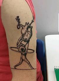 手臂纹身素材 男生手臂上人物和心脏纹身图片