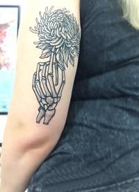 黑灰写实纹身 女生手臂上骨头和花朵纹身图片