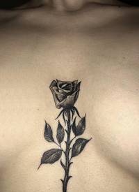纹身玫瑰 女生胸下黑色的玫瑰纹身图片