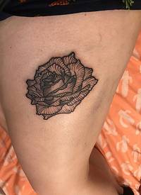大腿纹身传统 女生大腿上黑色的玫瑰纹身图片