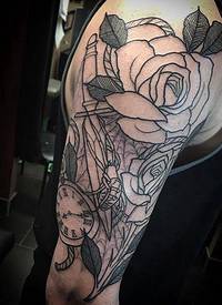 玫瑰纹身 男生手臂上文艺花朵纹身图片