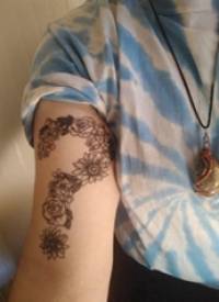 纹身符号 女生手臂上花朵和问号纹身图片