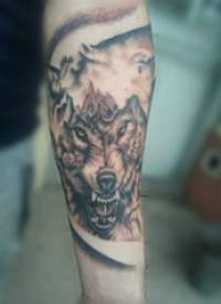 滴血狼头纹身  女生小臂上黑灰的狼头纹身图片