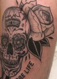 骷髅和花朵纹身图案  男生小腿上骷髅和花朵纹身图片