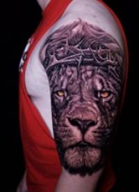 狮子王纹身   男生手臂上素描的狮子王纹身图片