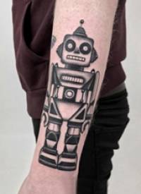 几何元素纹身 男生手臂上黑色的机器人纹身图片