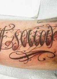 花体英文纹身  男生大臂上黑灰的花体英文纹身图片