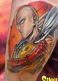 纹身卡通人物 男生小腿上彩色的一拳超人纹身图片