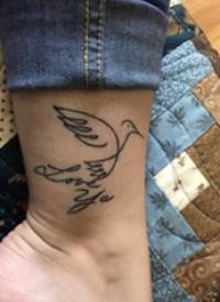 抽象线条纹身 女生小腿上黑色的鸟纹身图片