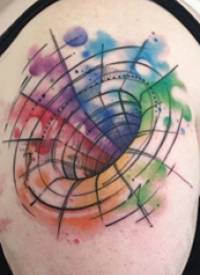 几何元素纹身 女生大臂上彩色的立体圆形纹身图片