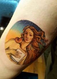 女孩人物纹身图案  女生小臂上彩绘的女孩人物纹身图片