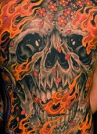 满背纹身图案 男生后背上火焰和骷髅纹身图片