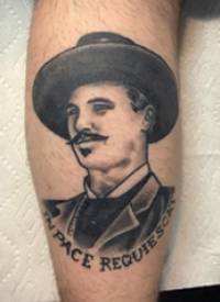 人物肖像纹身  男生小腿上素描的人物肖像纹身图片