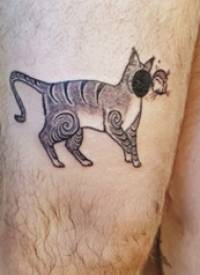 大腿纹身男 男生大腿上神奇的猫咪纹身图片