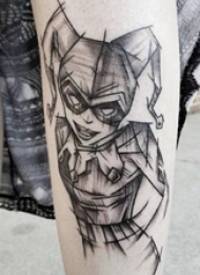 简易纹身素描 女生小腿上黑色的小丑女纹身图片
