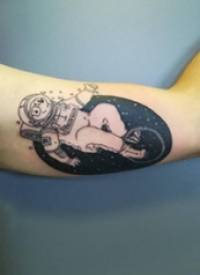 纹身黑色 男生手臂上黑色的宇航员纹身图片