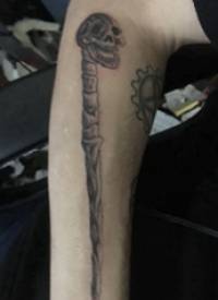 骷髅纹身  女生手臂上黑灰的骷髅纹身图片