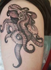 黑色章鱼纹身 女生大腿上黑色的章鱼纹身图片